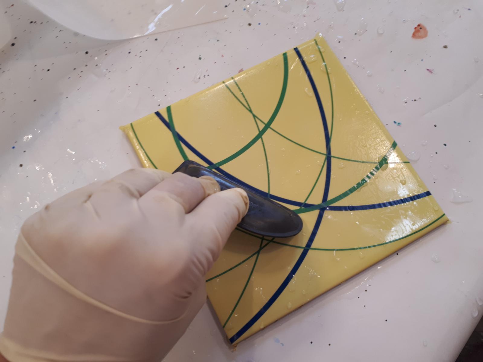 Como aplicar o decalque no azulejo!
