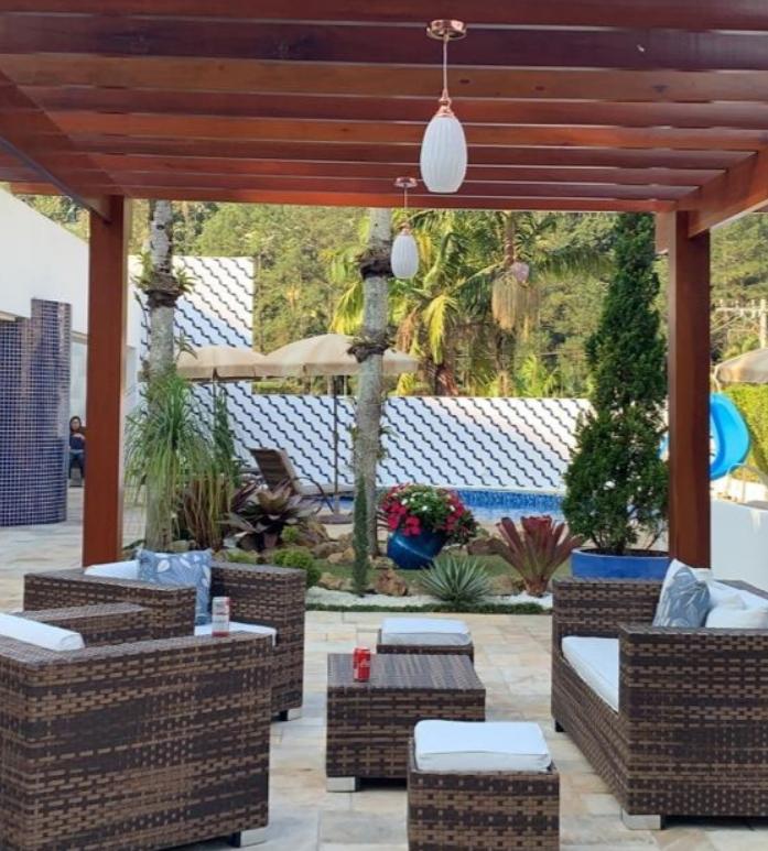 Área da piscina com azulejos NEO