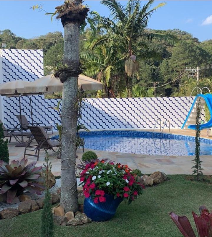 Área da piscina com azulejos NEO
