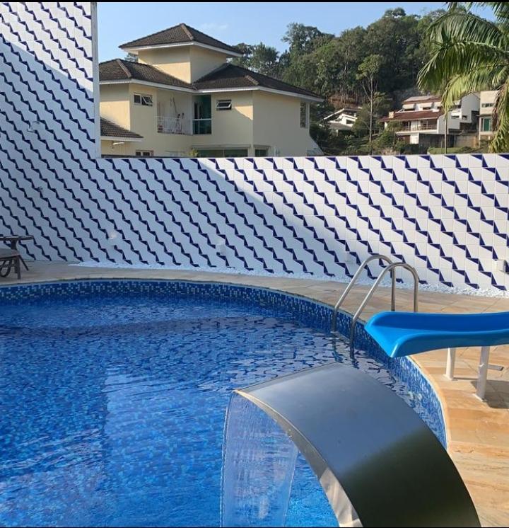 Área da piscina com azulejos NEO