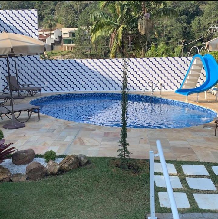 Área da piscina com azulejos NEO
