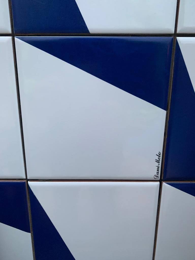 Área da piscina com azulejos NEO