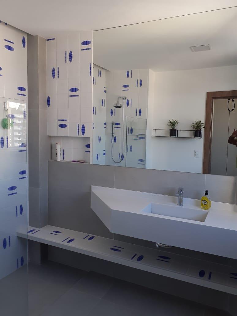 Confira esse banheiro incrível com nossos azulejos DUETO!